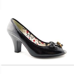 MARC JACOBS Logo Bow Black Patent Open Toe Pump 40